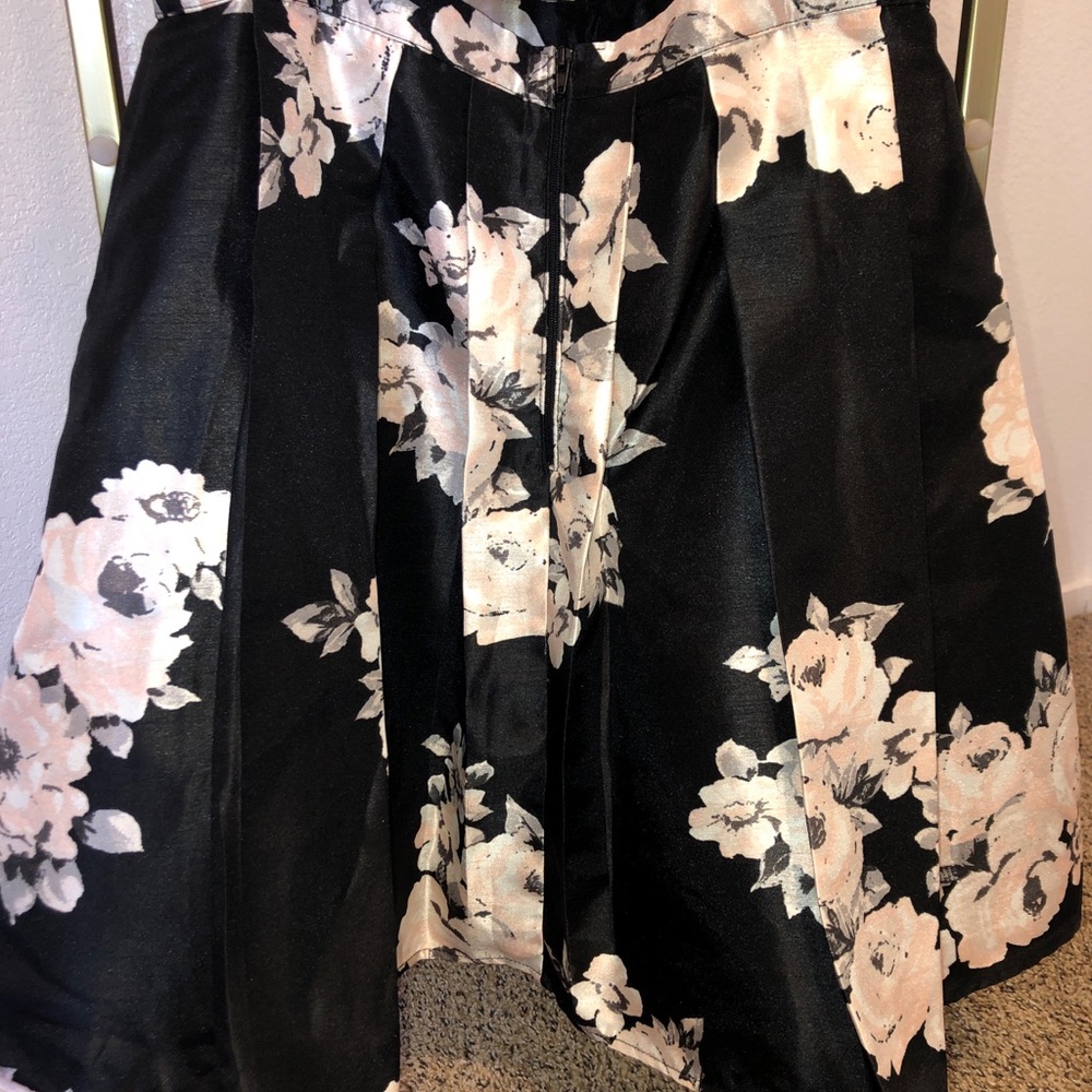 Two piece outfit. Crop top and skirt. - Picture 3 of 7